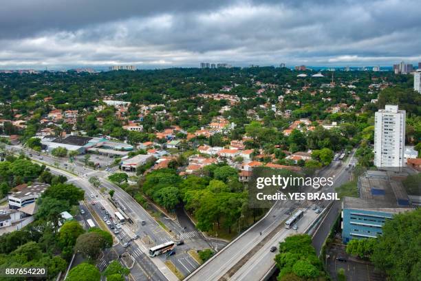 groene gordel in de stad são paulo - vierbaansweg stockfoto's en -beelden