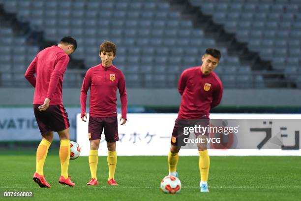 Players of China attend a training session ahead of the 2017 EAFF E-1 Football Championship Final round at Ajinomoto Stadium on December 7, 2017 in...