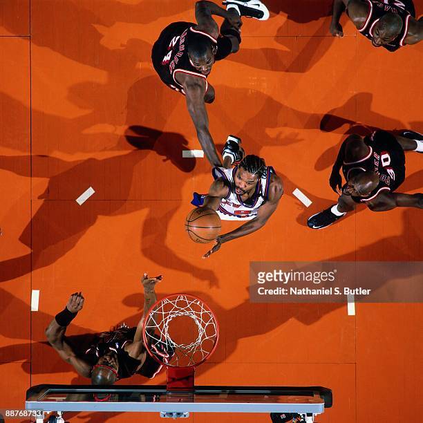 Latrell Sprewell of the New York Knicks shoots a layup against the Miami Heat in Game Four of the Eastern Conference Quarterfinals during the 1999...