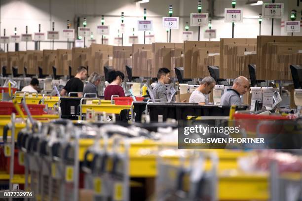 Dispatch Amazon Amazon Warehouse Employees Photos and Premium High Res Pictures - Getty ...