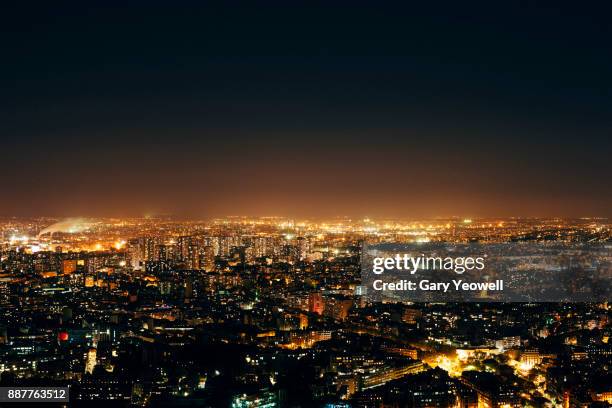 aerial view over paris skyline at night - perspectiva desde un avión fotografías e imágenes de stock