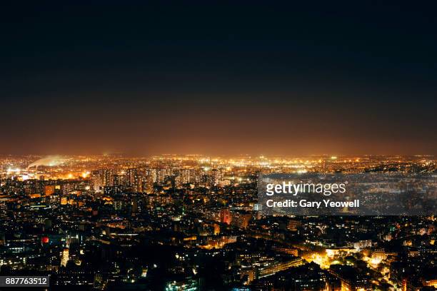 aerial view over paris skyline at night - ponto de vista de avião - fotografias e filmes do acervo