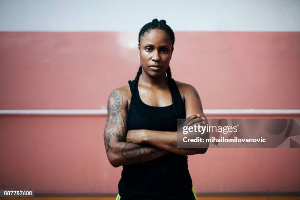 portrait de boxeur - boxe femme photos et images de collection