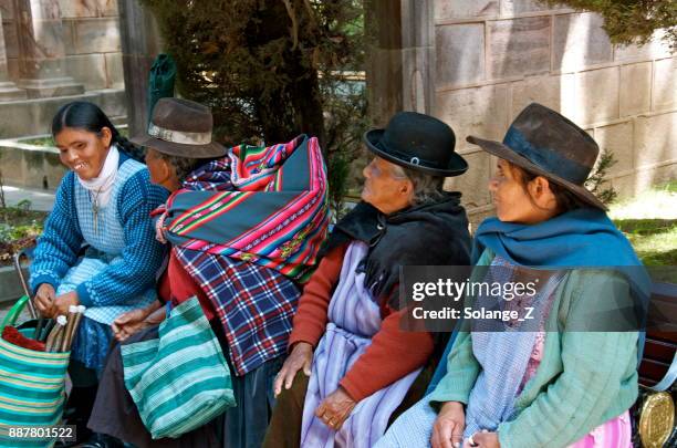 betende frauen in sucre bolivien - love is blind stock-fotos und bilder