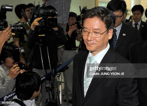 Kim Young-Tak , director general of the Kaesong Industrial Complex Project Bureau under Seoul's Unification Ministry, leaves for North Korea at the...