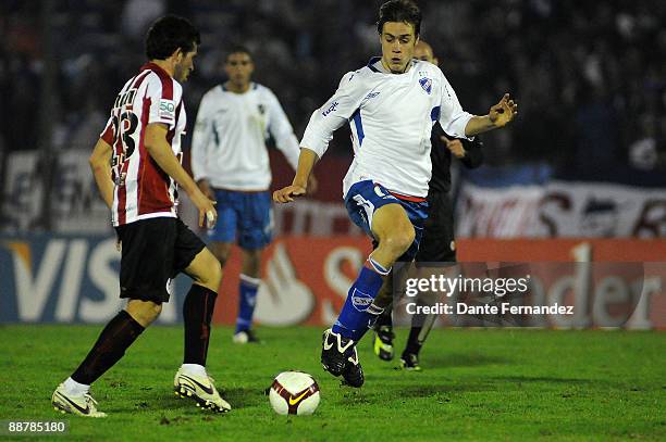 Sebastian Cuates of Uruguay's Nacional tries to block Leandro Benitez of Argentina's Estudiantes de la Plata during their semifinal round match of...