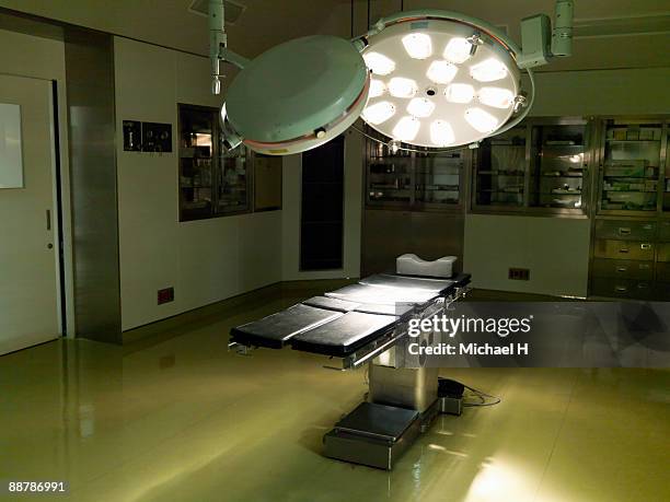 no one is in the operating room. - operationstisch stock-fotos und bilder
