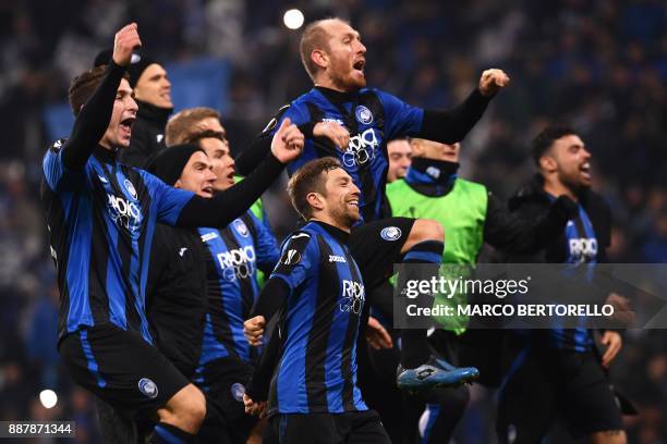 Atalanta's team celebrate at the end of the UEFA Europa League group E football match Atalanta vs Olympique Lyonnais at the Mapei Stadium in Reggio...