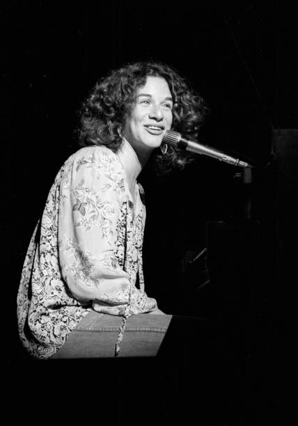 https://media.gettyimages.com/id/88788636/photo/carole-king-performs-on-stage-in-1976-in-new-york.jpg?s=612x612&w=0&k=20&c=GncFohKnDmZyRmC1UjFzjJ8hxdUT0iH09T_uHFTeuS0=