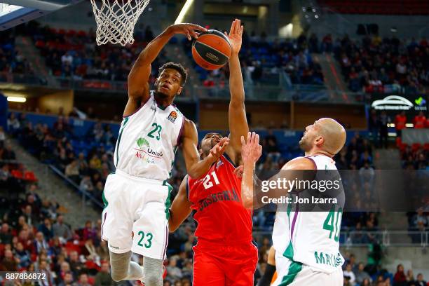 Jeff Brooks, #23 of Unicaja Malaga competes with Kevin Jones, #21 of Baskonia Vitoria Gasteiz during the 2017/2018 Turkish Airlines EuroLeague...