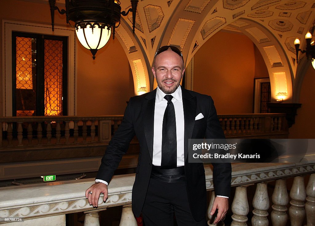 Alex Perry Dat Alex Perry poses for a photo at the AEIOU Alex Perry Charity Gala in ...
