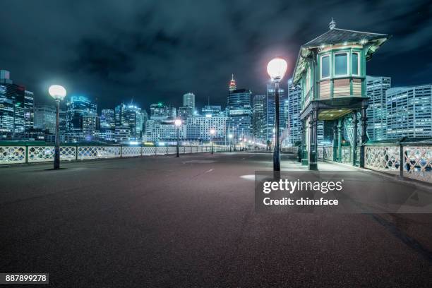 sydney central pyrmont bridge bei nacht - darling harbour stock-fotos und bilder