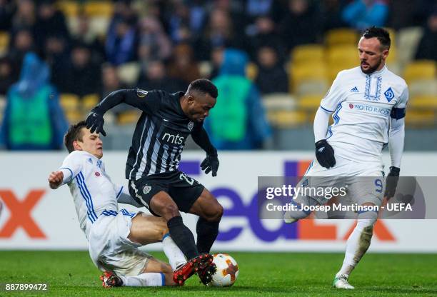 Seydouba Soumah of FK Partizan Belgrade competes with Mykola Morozyuk of FC Dynamo Kyiv during the UEFA Europa League group B match between FC Dynamo...