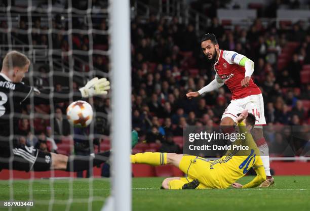 Theo Walcott scores Arsenal's 2nd goal under pressure from Mirko Ivanic of Bate during the UEFA Europa League group H match between Arsenal FC and...