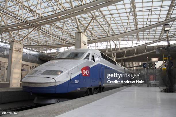 sncf train at charles de gaulle airport, paris - bullet trains stockfoto's en -beelden