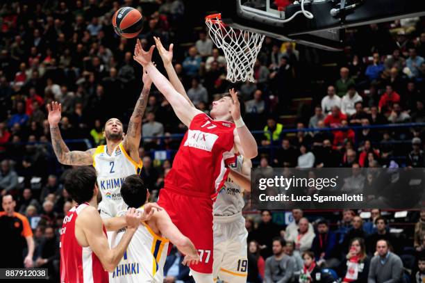 Tyler Honeycutt, #2 of Khimki Moscow Region competes with Arturas Gudaitis, #77 of AX Armani Exchange Olimpia Milan during the 2017/2018 Turkish...