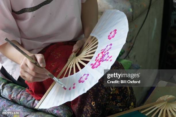 femme peinture fans thaïlande - éventail photos et images de collection