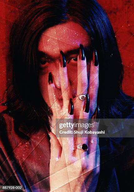 gothic man, hands with long black nails in foreground (distressed) - long fingernails imagens e fotografias de stock