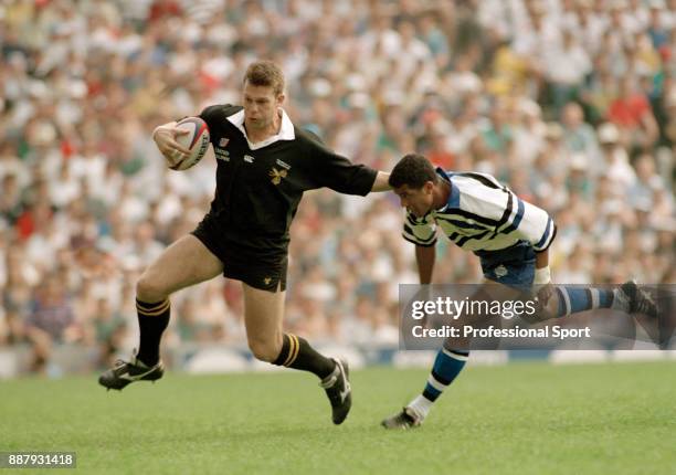 Damian Hopley of Wasps eludes Jeremy Guscott of Bath during the Pilkington Cup Final at Twickenham in London on 6th May 1995. Bath won 36-16.