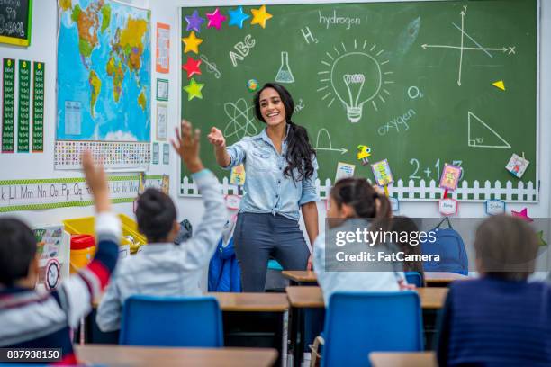 beantwoorden van een vraag - elementary school stockfoto's en -beelden