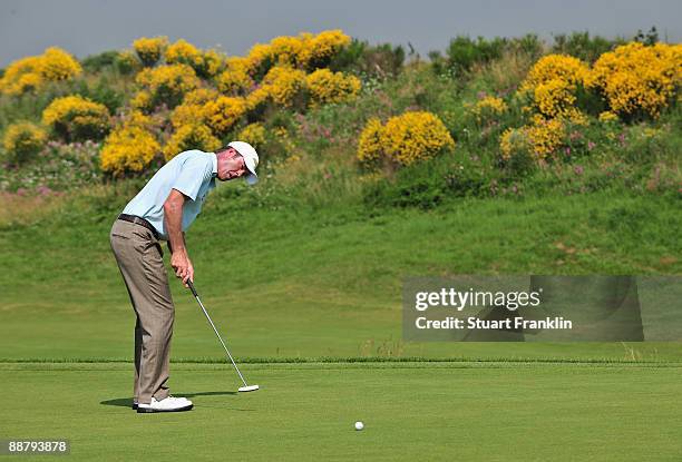 Richard Green of Australia puttng on the 10th hole during the first round of the Open de France ALSTOM at the Le Golf National Golf Club on July 2,...