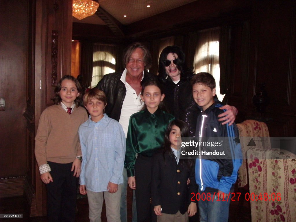 Michael Jackson Poses With His Children