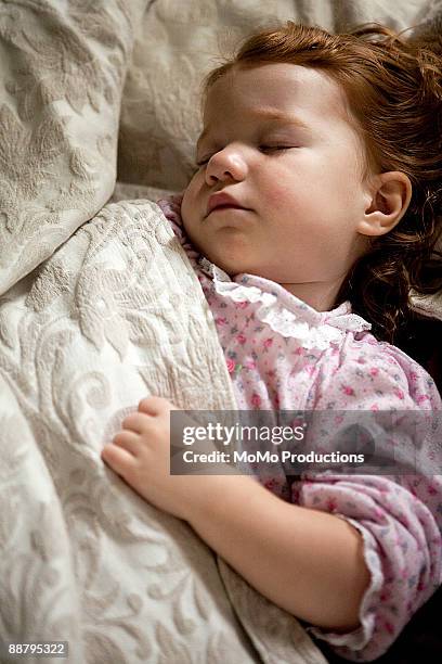 toddler sleeping in nightgown - chemise de nuit photos et images de collection