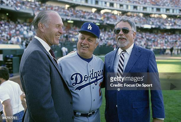 Los Angeles Dodgers Manager Tommy Lasorda, center, stands with National League President Bartlett Giamatti and American League President Dr. Bobby...