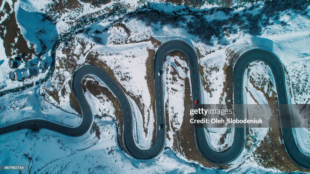 Flygfoto över röda bilen på Julier passera i Schweiz