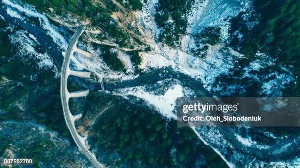 luftaufnahme der landwasser viadukt in der schweiz - luftaufnahme schweiz stock-fotos und bilder