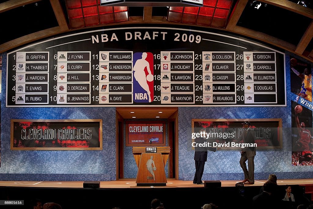 NBA commissioner David Stern shaking hands with Cleveland Cavaliers