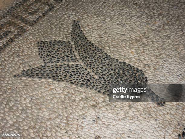 europe, greece, rhodes island, 2017: view of traditional pebble art using stones found on the beach to create pavement designs (or mosaic) - pebble island - fotografias e filmes do acervo