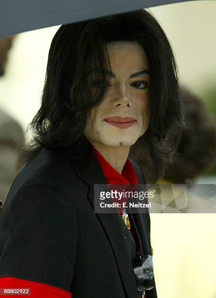 pop-star-michael-jackson-gestures-to-his-supporters-as-he-arrives-at-the-santa-barbara-superior.jpg