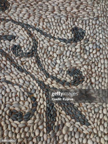 europe, greece, rhodes island, 2017: view of traditional pebble art using stones found on the beach to create pavement designs (or mosaic) - pebble island - fotografias e filmes do acervo