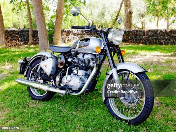 royal enfield classic 500 motorcycle, 2014 model - indian royal enfield stock pictures, royalty-free photos & images