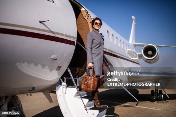 vrouw op de luchthaven - private jet stockfoto's en -beelden