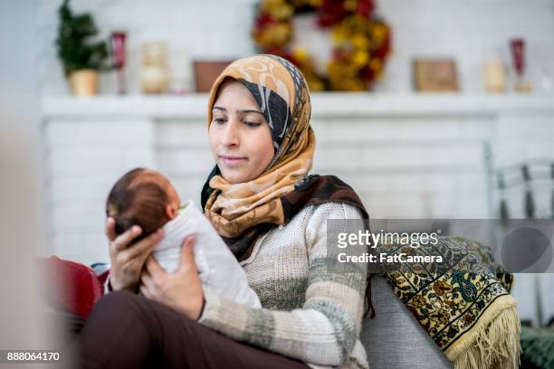 moeder en pasgeboren - muslim boy stockfoto's en -beelden