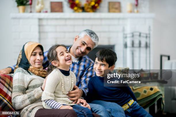 familia divirtiéndose - islamismo fotografías e imágenes de stock