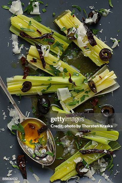 leek in vinaigrette - poireau photos et images de collection