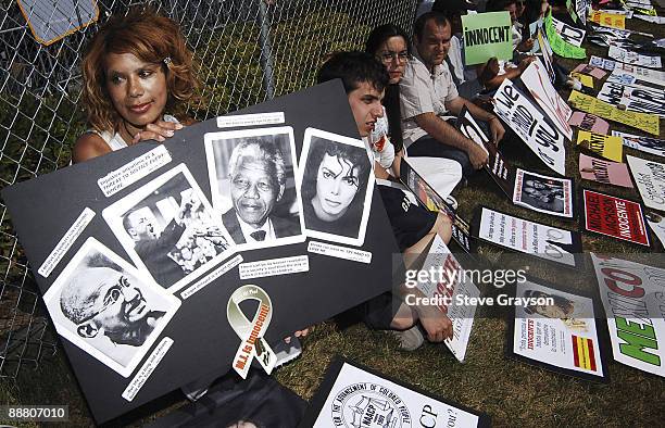 Supporters of Michael Jackson sit outside the Santa Barbara County Courthouse in Santa Maria June 6 2005. Jurors began their first full day of...