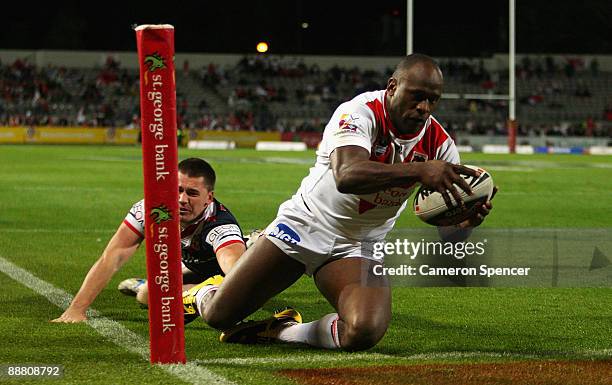 Wendell Sailor of the Dragons scores a try during the round 17 NRL match between the St George Illawarra Dragons and the Sydney Roosters at WIN...