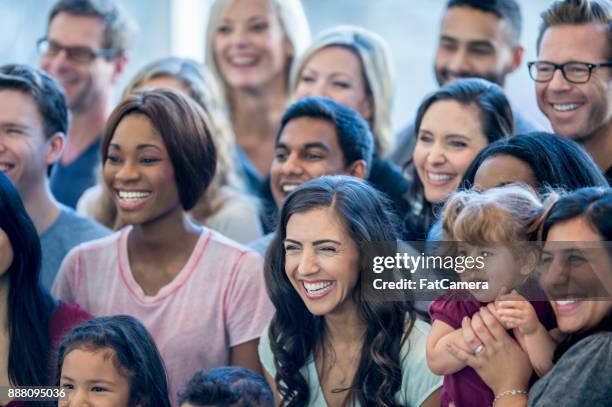 grand groupe de personnes - internationalisation photos et images de collection