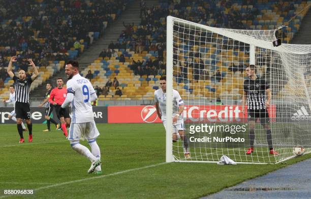 Dynamo's Junior Moraes celebrates with his teammates after scoring during the UEFA Europa League group stage football match between Dynamo Kyiv and...
