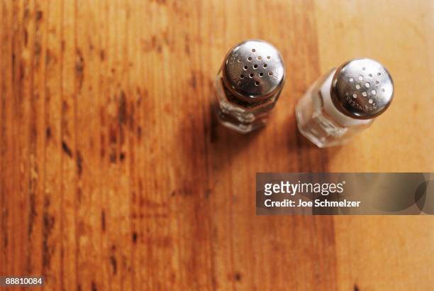salt and pepper - salt and pepper shakers stock pictures, royalty-free photos & images