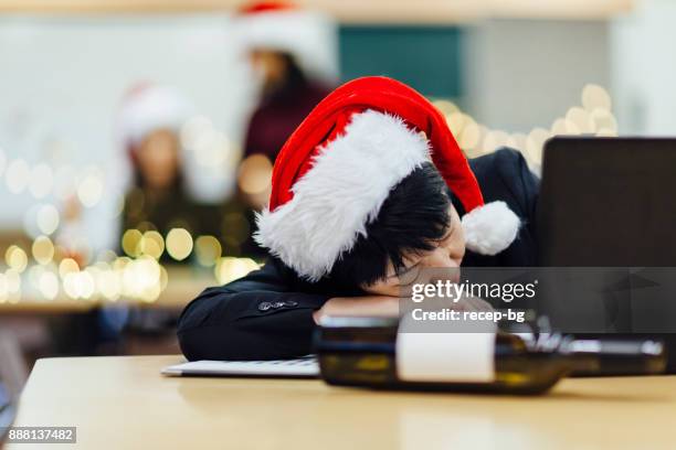 zakenvrouw gedronken in office - dronken stockfoto's en -beelden