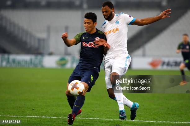 Rolando of Marseille and Hee Chan Hwang of Salzburg during the Uefa Europa League match between Olympique de Marseille and Red Bull Salzburg at Stade...