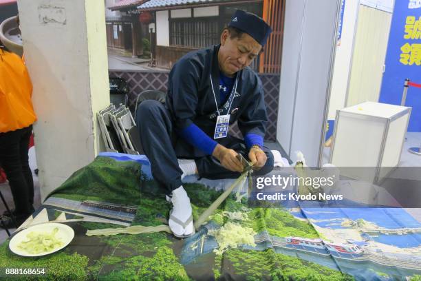 Toshikazu Kangyuu from Iwate Prefecture shreds kombu at a promotional event in Taipei on Dec. 8, 2017. The three-day event opened the same day to...