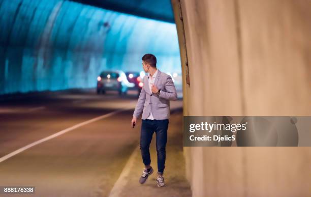 jonge zakenman lopen via de tunnel. - naast stockfoto's en -beelden