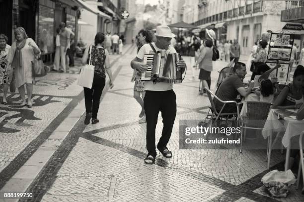 músico de rua em lisboa - accordionist - fotografias e filmes do acervo