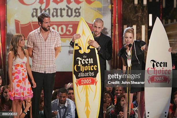 Ryan Gosling and Rachel McAdams , winners of Choice Liplock, with presenters Emma Roberts and Ryan Reynolds